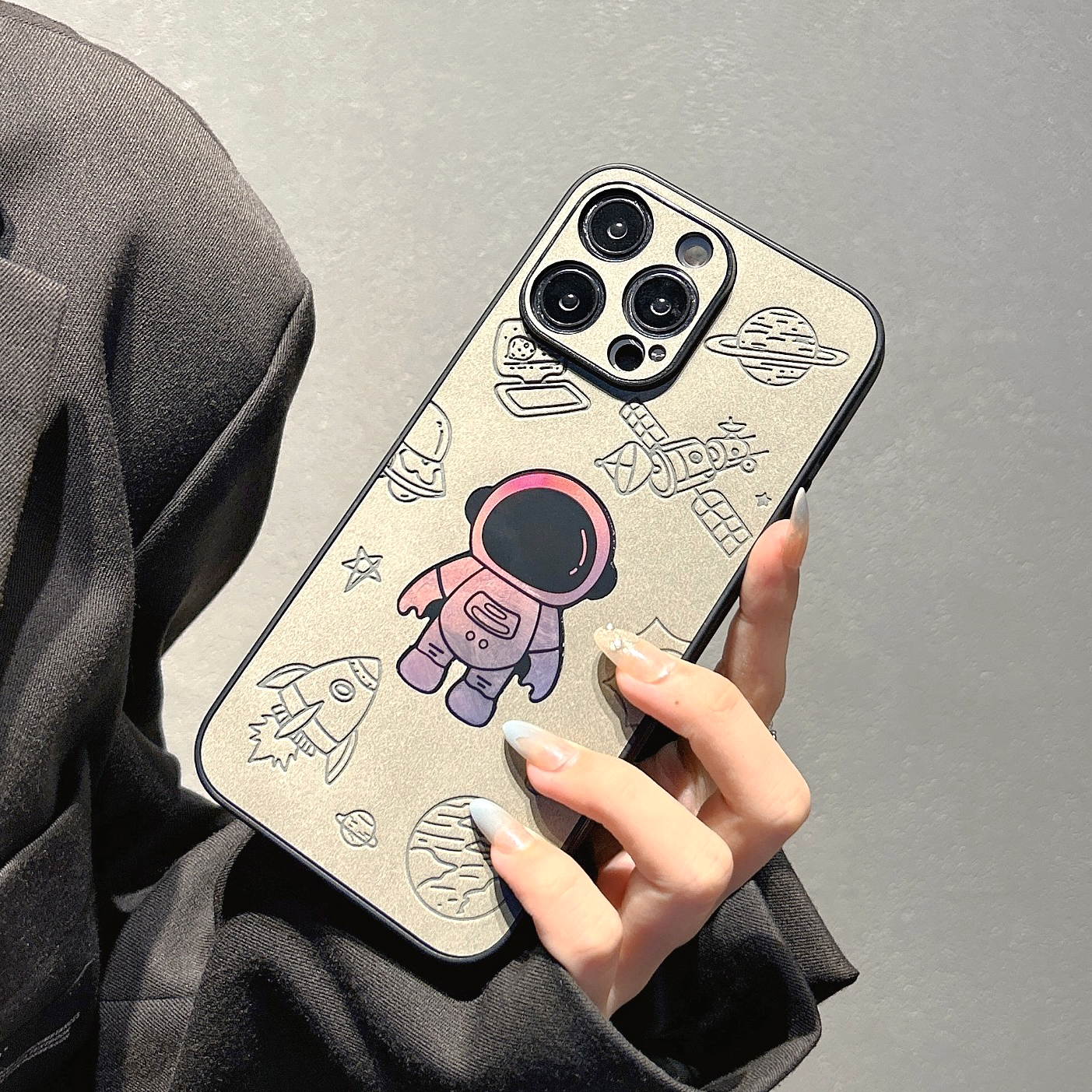 潮牌镭射宇航员适用苹果16/15promax手机壳新款iphone14创意13男