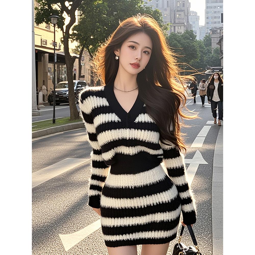 黑白撞色条纹长袖连衣裙女秋冬修身显瘦富家千金高级感毛衣包臀裙