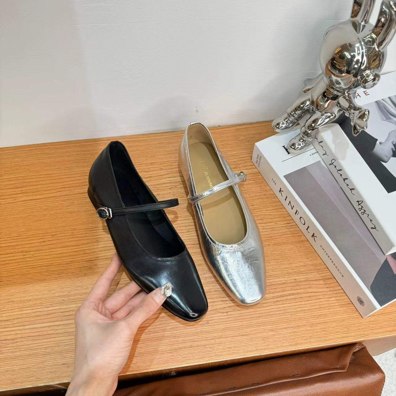 东2025春夏新款法式时尚百搭简约浅口一字带柔软舒适女单鞋5663