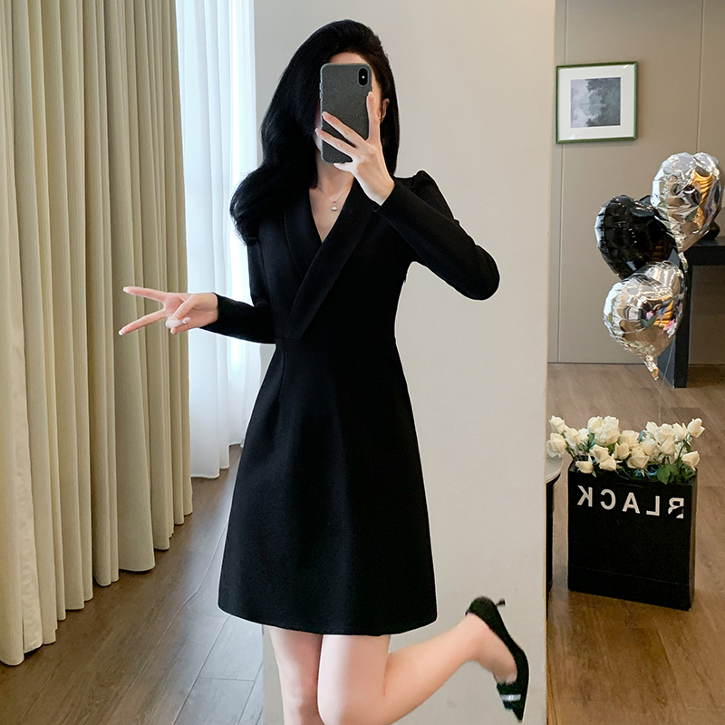 秋冬季气质高级感收腰小黑裙v领小个子打底长袖连衣裙高端通勤女