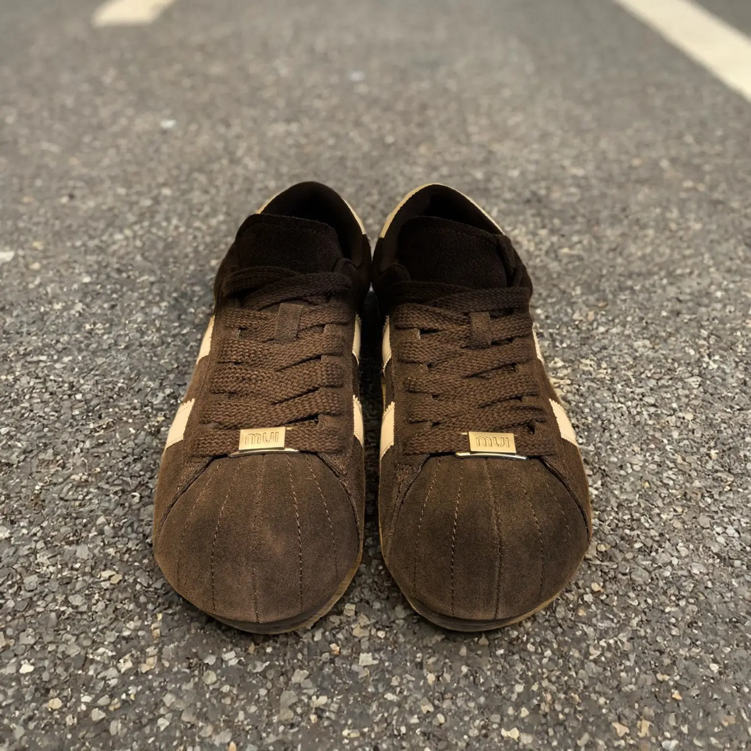 冬季新款加肥加大时尚百搭复古风绒皮系带德训女鞋