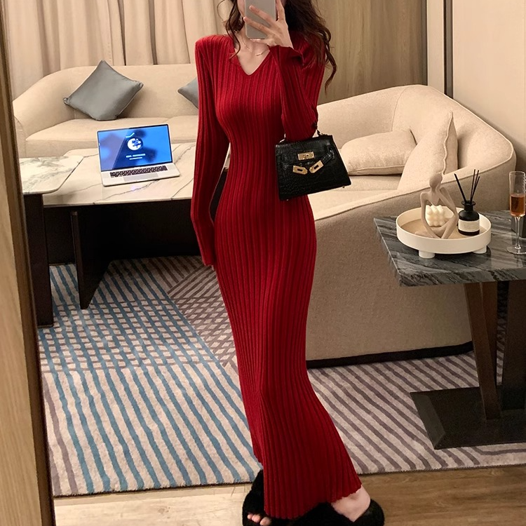 红色针织时尚冬季包臀连衣裙女秋冬新款修身显瘦气质v领毛衣长裙