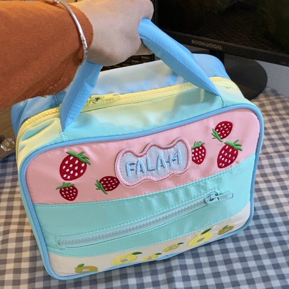 FALA+1化妆包2024新款大容量高颜值少女心出差旅行携带草莓洗漱包