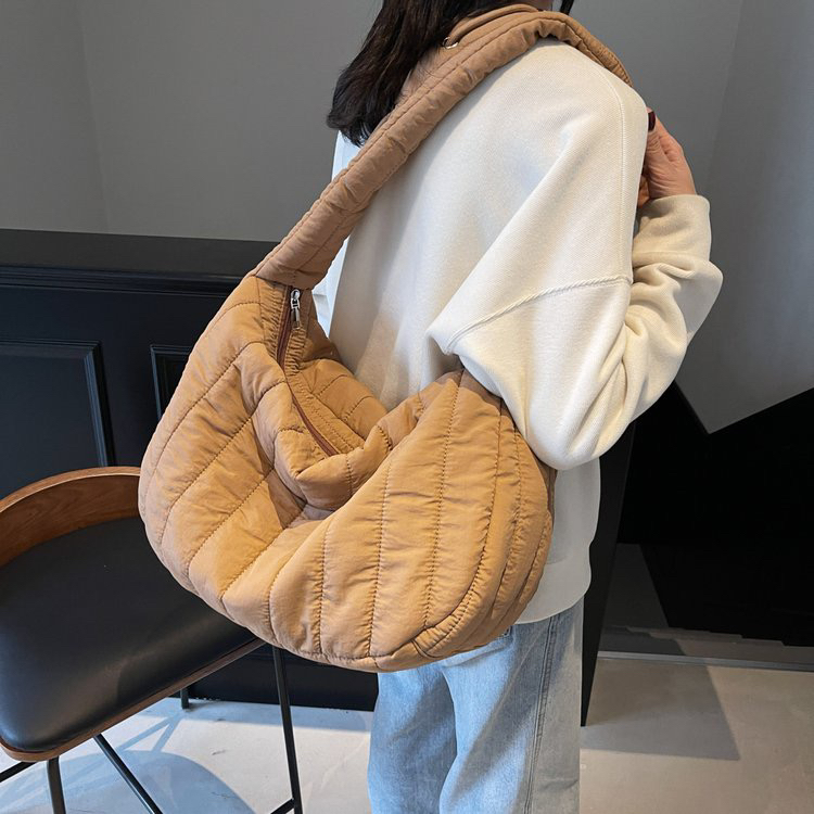 2024新款秋冬云朵包女褶皱个性百搭大容量托特包通勤羽绒斜挎包潮