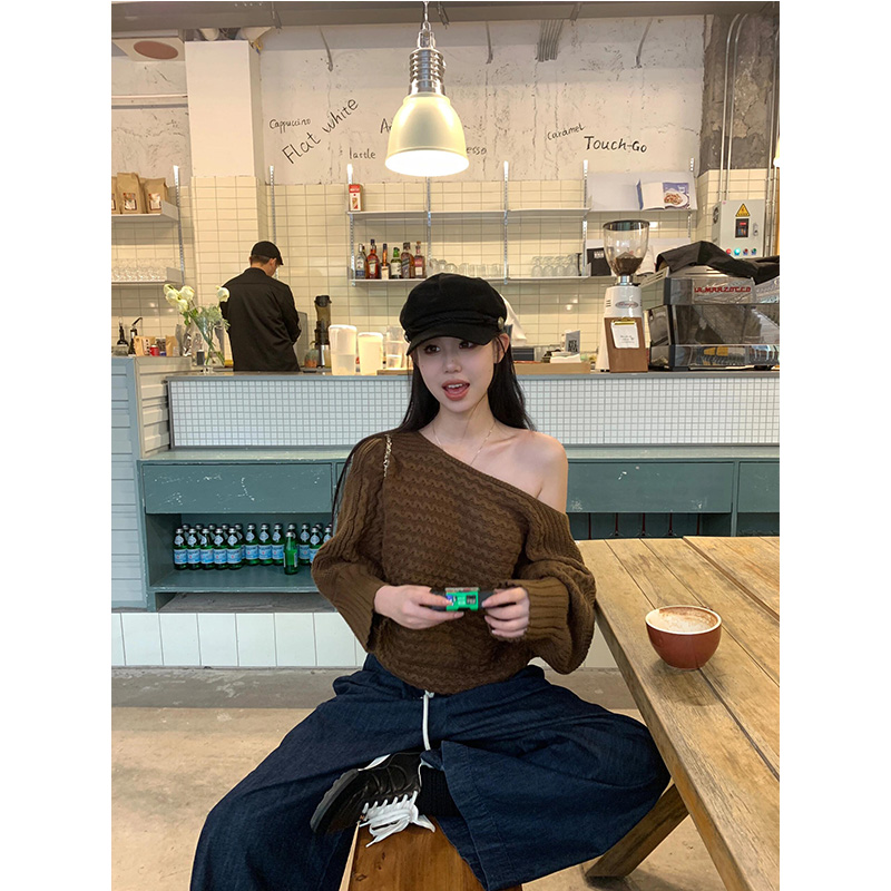 美拉德氛围感露肩麻花毛衣女秋冬新款慵懒风斜肩针织衫长裤套装