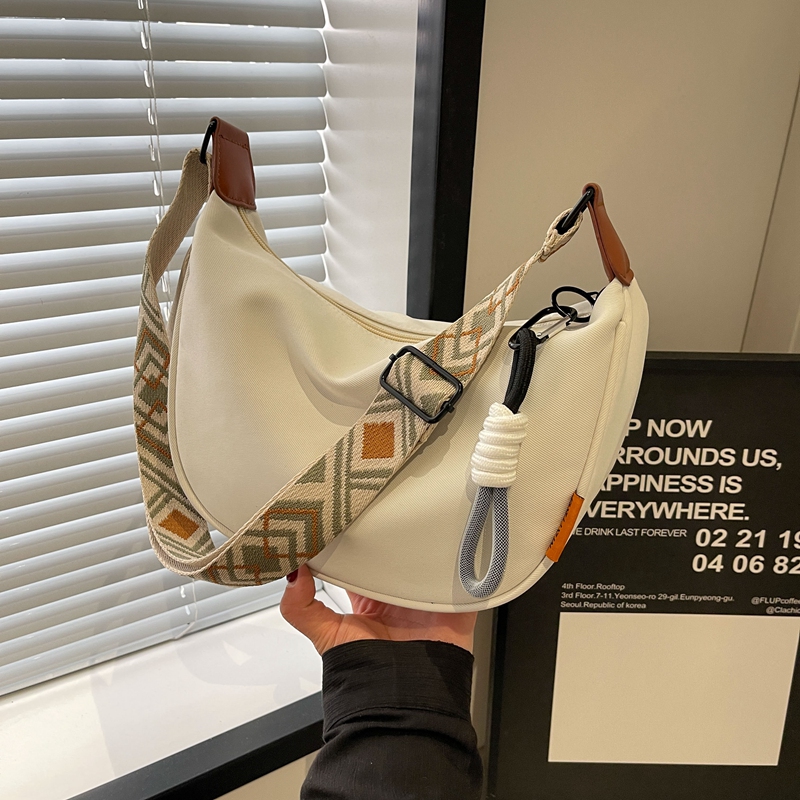 休闲尼龙布包包女2025新款夏季爆款斜挎饺子包百搭小众单肩通勤包