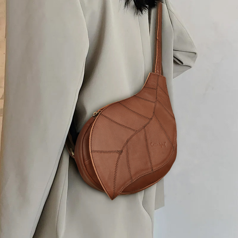 复古秋冬真皮胸包女网红百搭高级感小众休闲包包单肩女士斜挎包