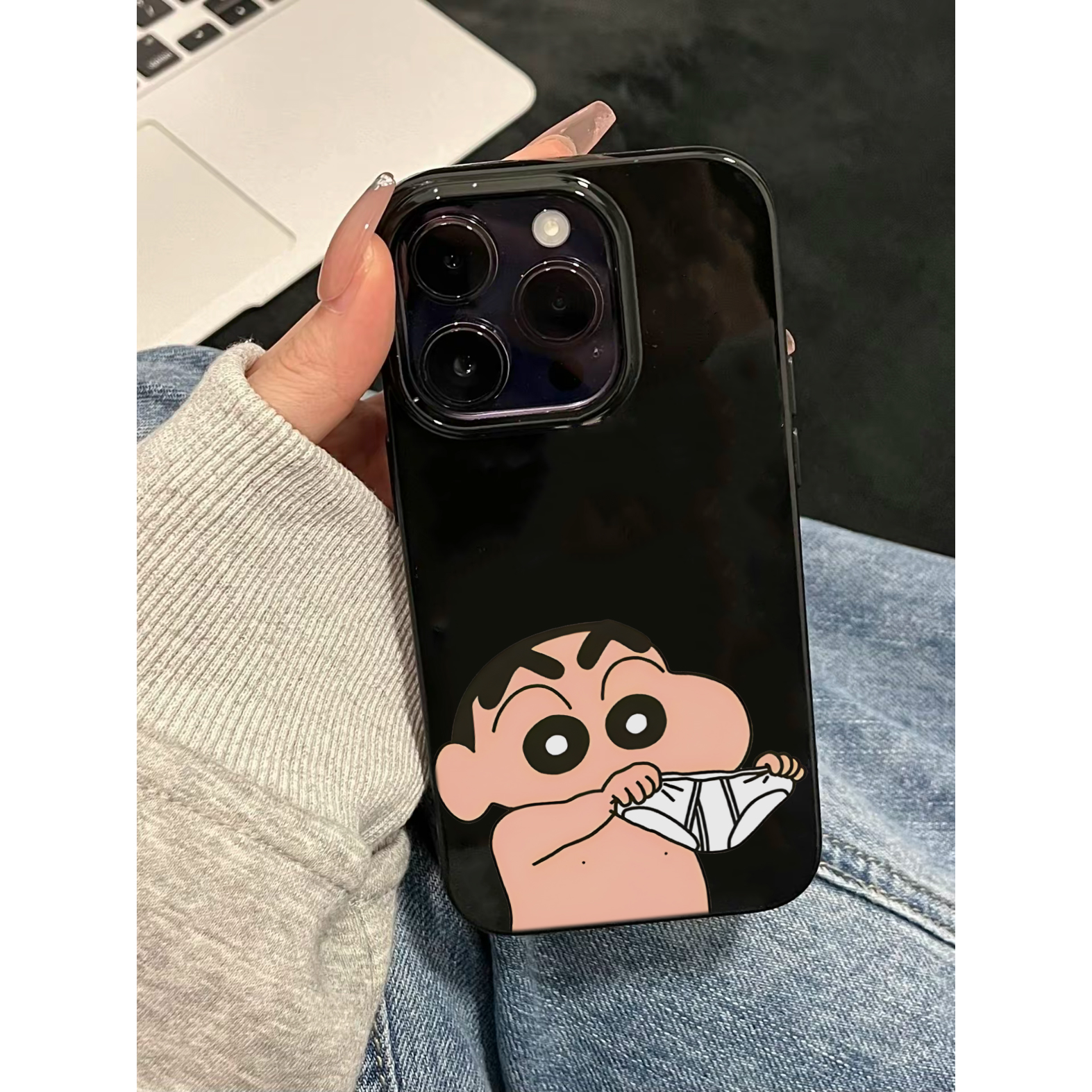 BANCA搞怪蜡笔小新适用iPhone15/14promax手机壳11苹果13大孔12套