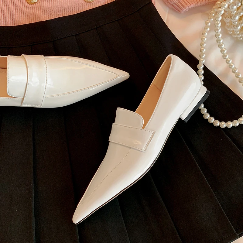 白色尖头单鞋女春季2025新款漆皮时尚百搭平底乐福鞋气质平跟大码