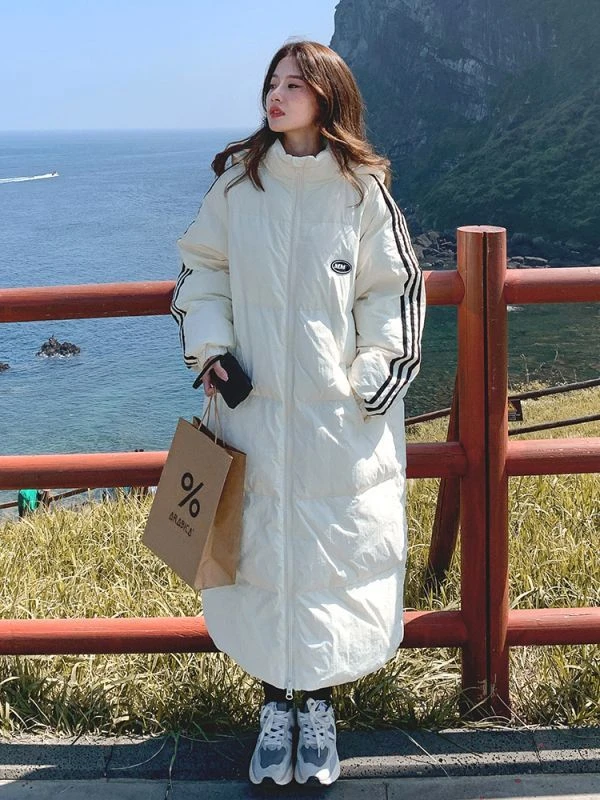 鸭鸭白色三条杠羽绒羽绒服女长款过膝2023冬新款韩版宽松加厚面