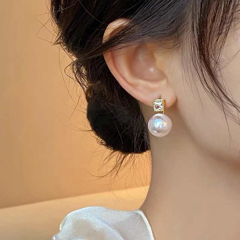 铜合金耳饰 法式高级感珠珠耳钉小众设计感轻奢独特新款ins风耳饰