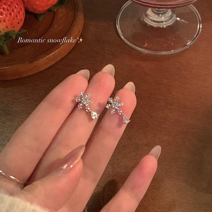 合金耳饰 秋冬新款雪花耳钉精致温柔闪锆小众设计感气质百搭耳饰