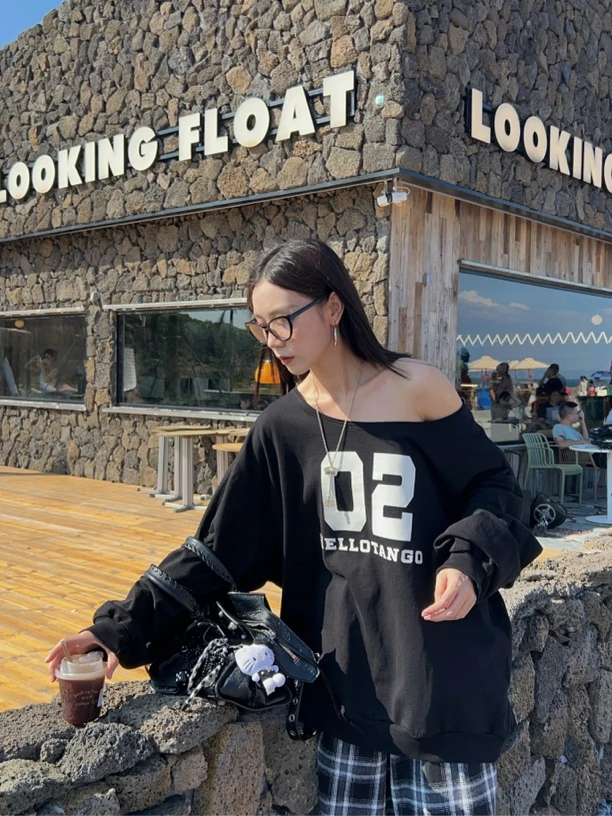 HELLOTANGO《玩味态度》小众美式街头松弛感字母印花斜肩卫衣54829#