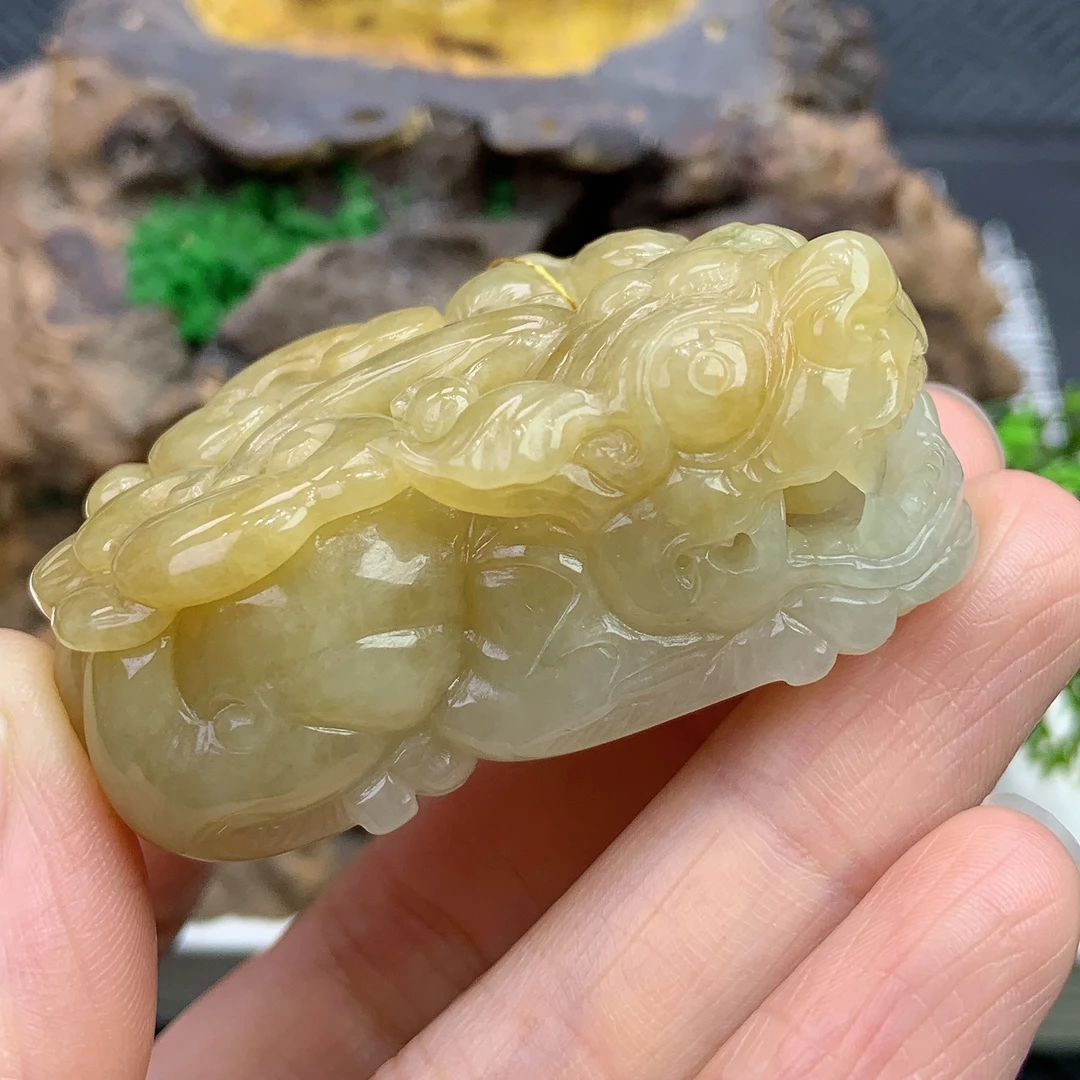 天然缅甸A货翡翠飘黄口含珠貔貅吊坠，尺寸47.3-25.6-19mm