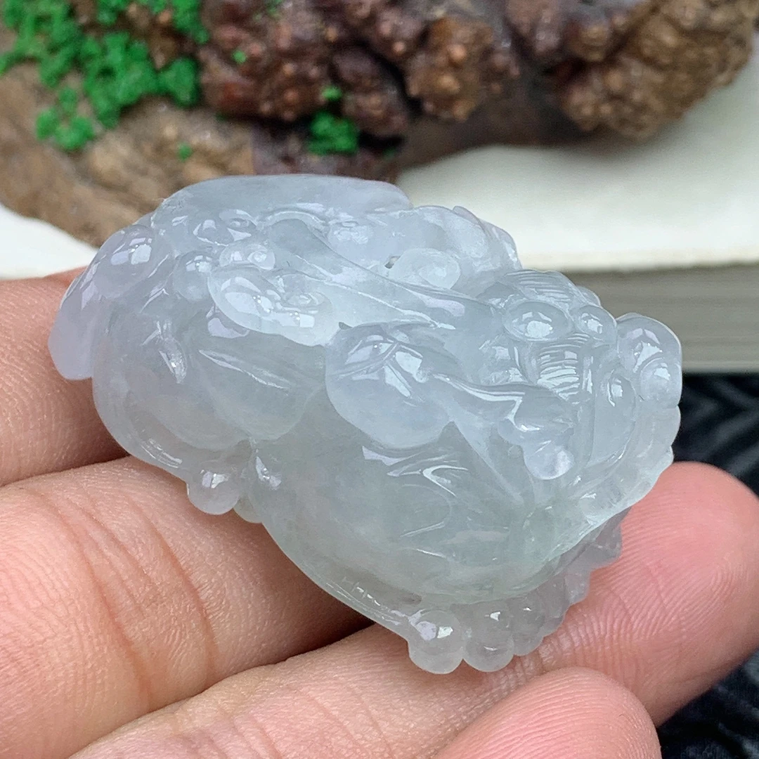 天然缅甸翡翠A货老坑种冰透口含珠貔貅吊坠尺寸42.4x21.9x21mm