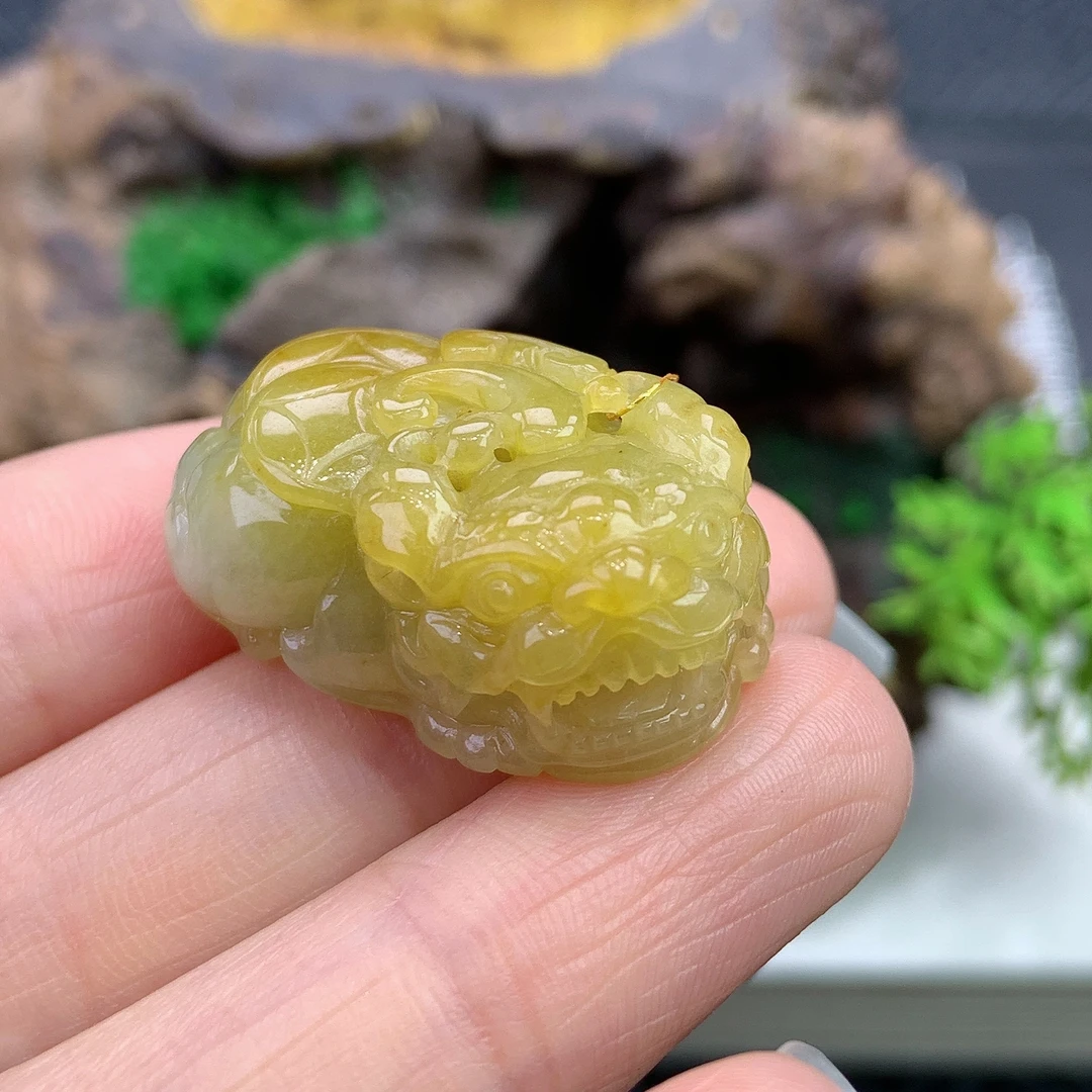 天然缅甸A货翡翠飘黄貔貅吊坠，尺寸26.3-16.8-11.8mm