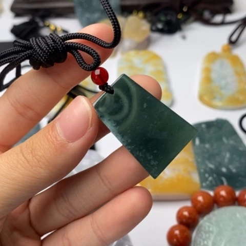 翡翠颈饰未镶嵌翡翠