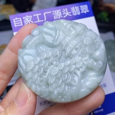 翡翠颈饰未镶嵌翡翠。