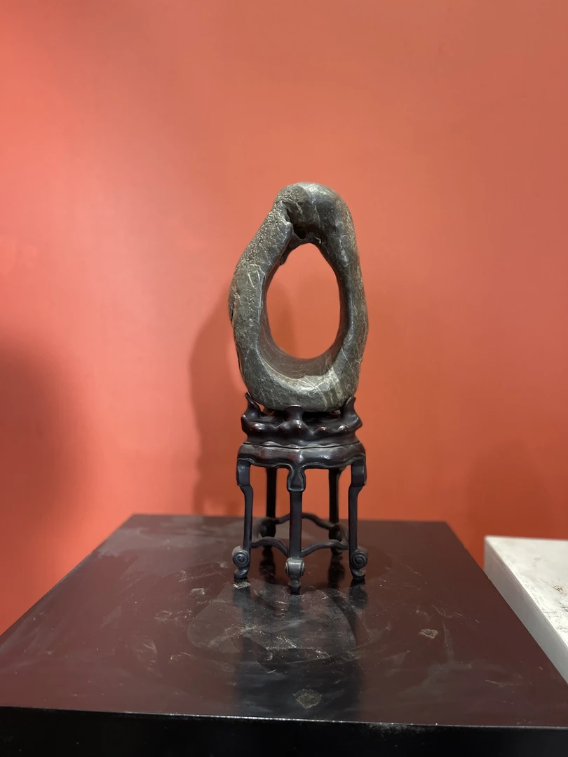 《苍山幽洞》太湖石老藏