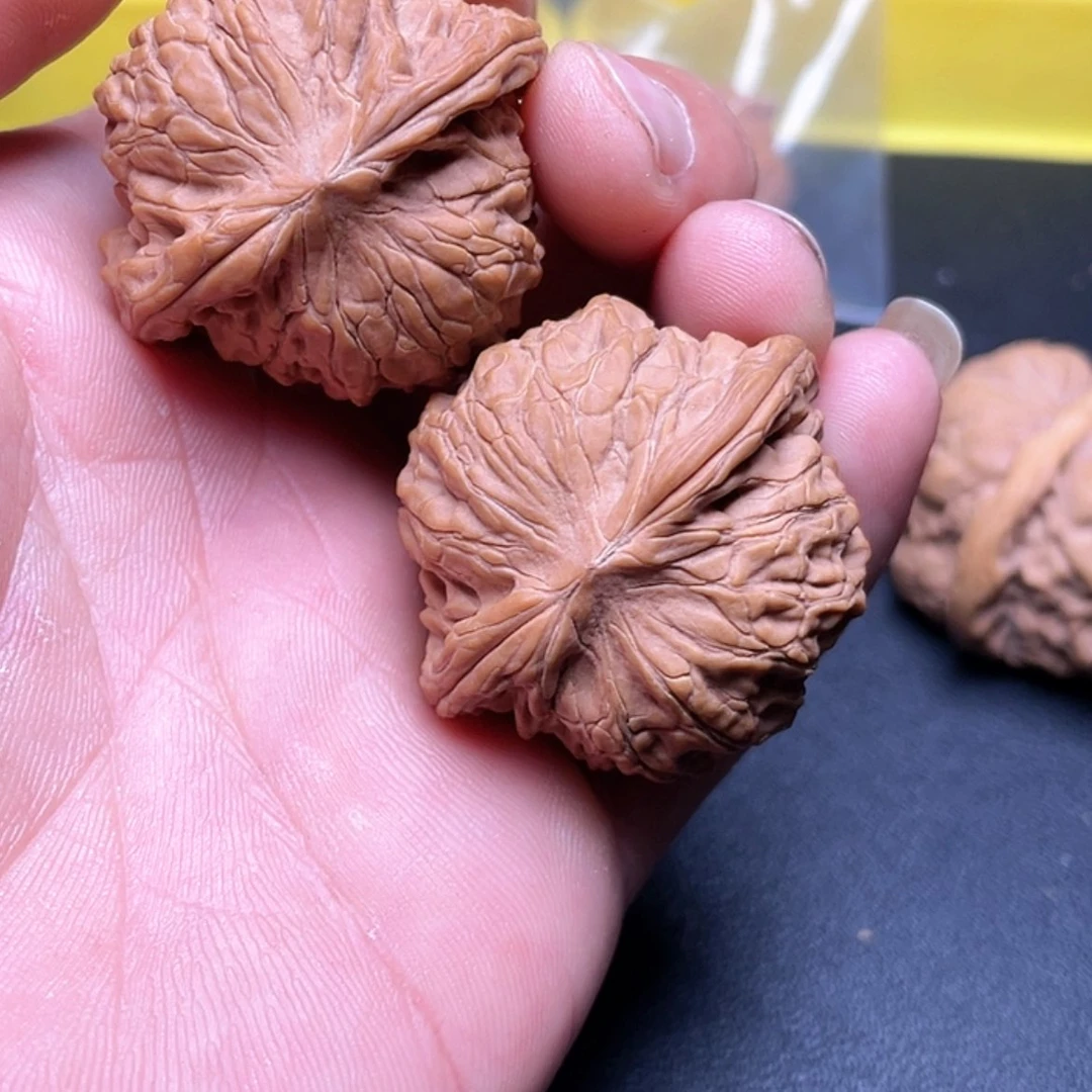 【闪购商品】文玩核桃吊坠小***?