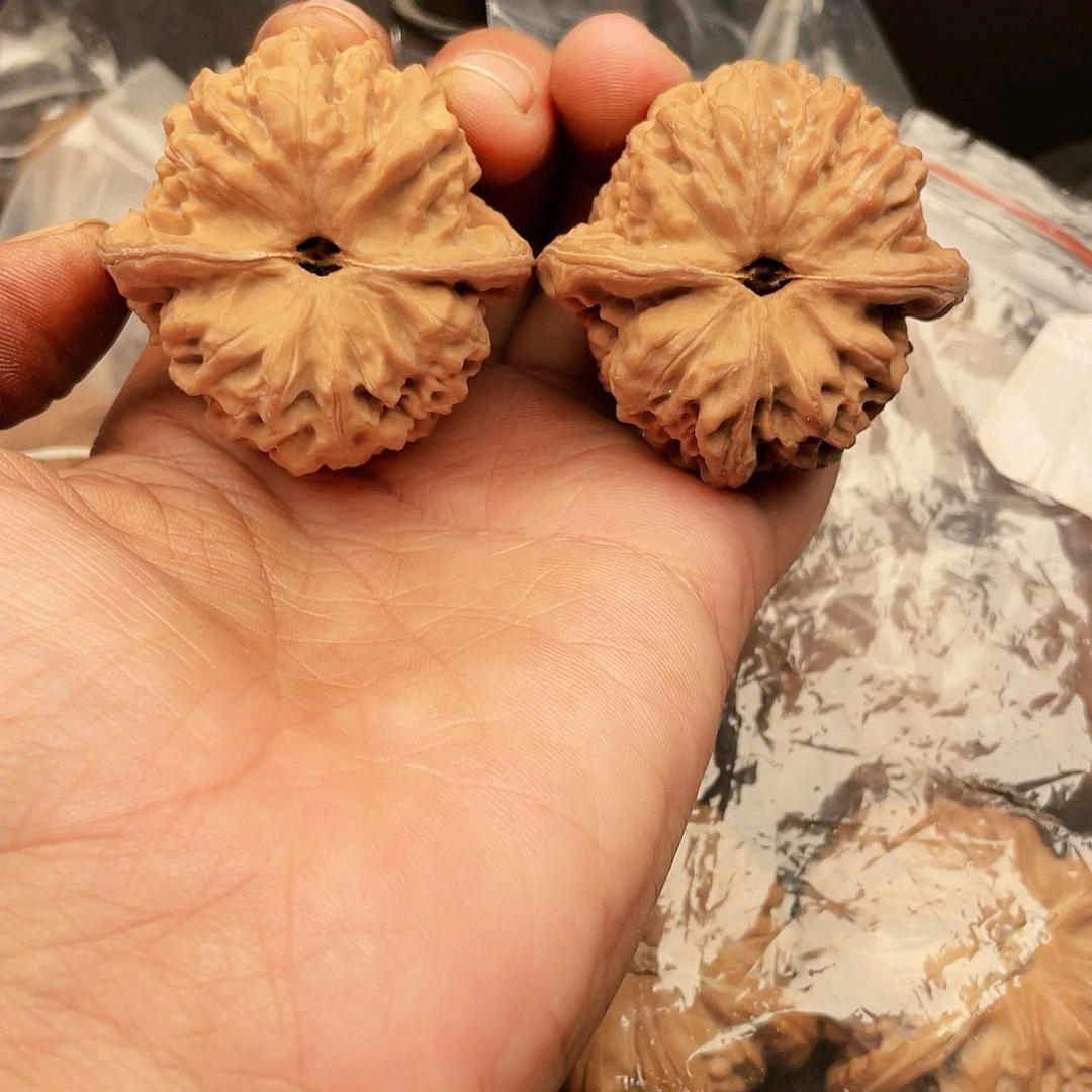 文玩核桃吊坠和尚头