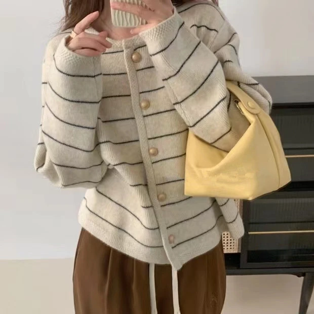 细条纹拼色圆领小香风外套软糯秋冬季淑女百搭单排扣落肩针织开衫