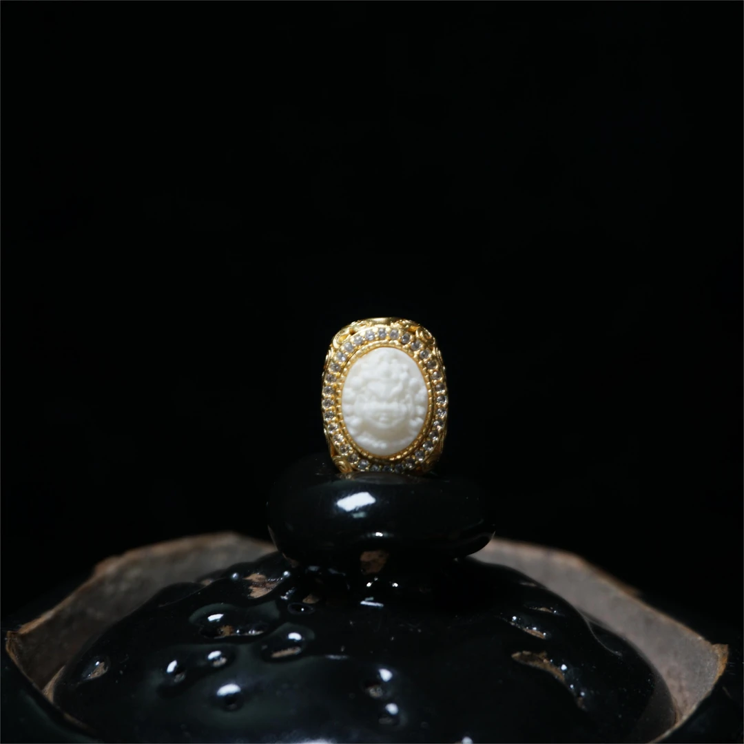 【赢玺珠宝】瓷白蜜蜡大师工雕刻黄财神配饰合金镶嵌可DIY搭配手串