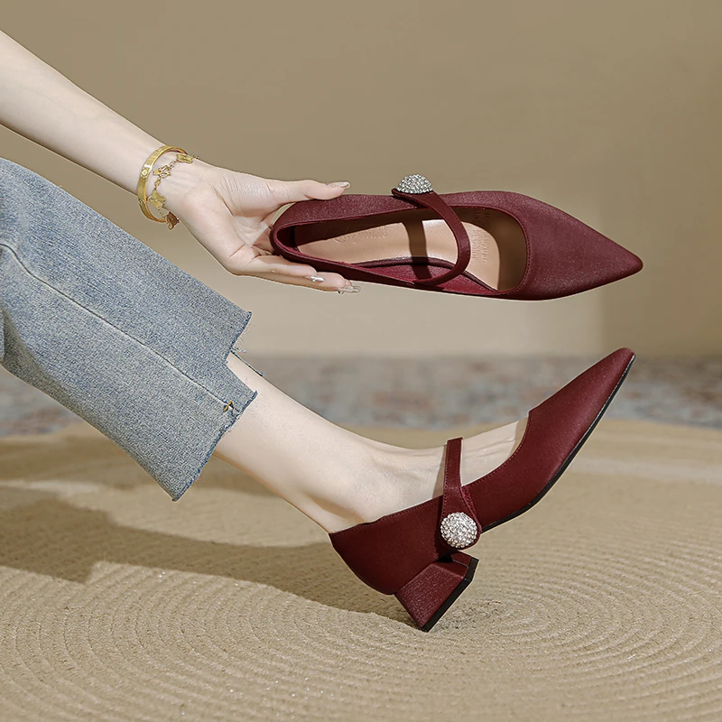 包头凉鞋春秋新款仙女风粗跟中跟尖头一字带水钻轻便外穿时尚单鞋