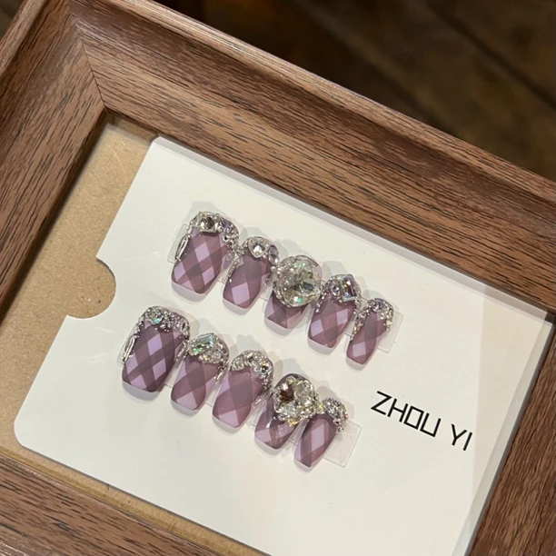 周一| 格温小鼻嘎 纯手工穿戴甲定制美甲