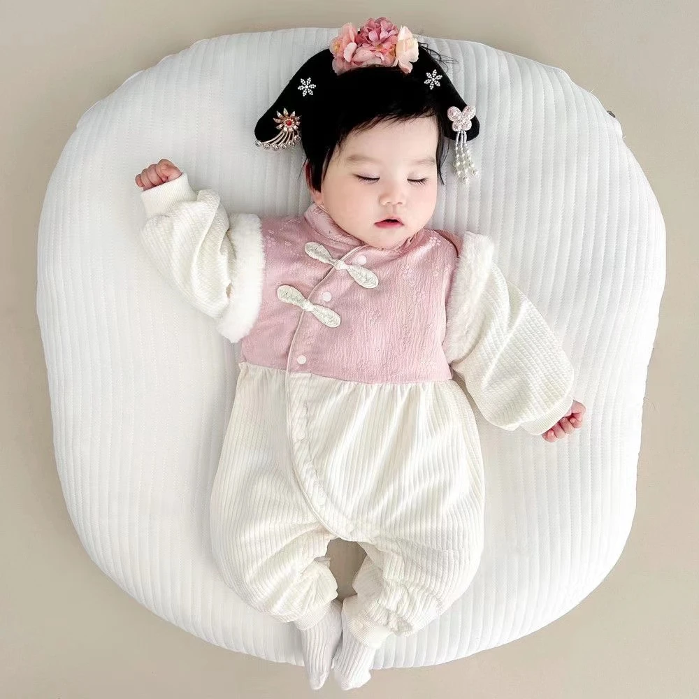 宝宝秋冬薄棉中国风偏肩女宝保暖连体衣外出服