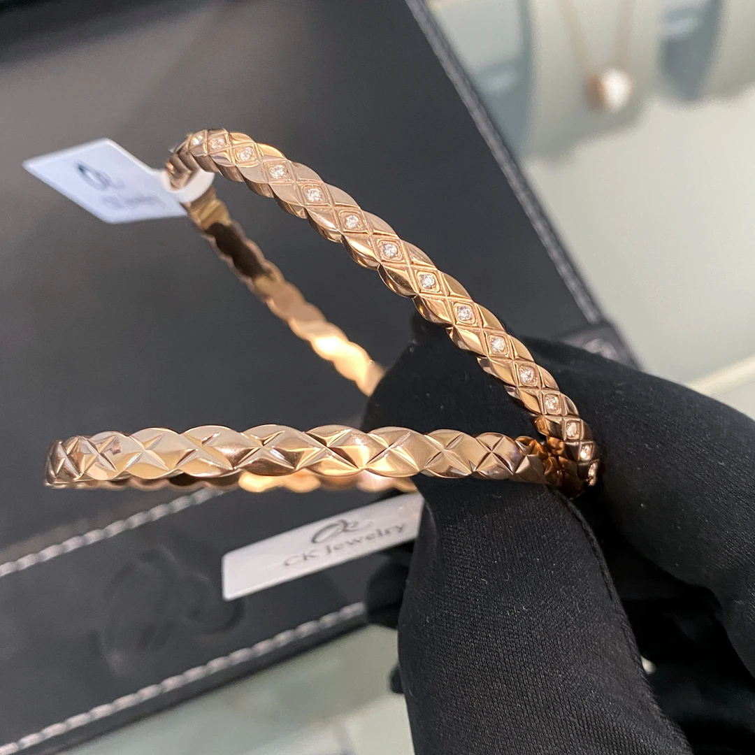 CK 钛钢手镯 菱格纹小冷淡风高级感轻奢欧美小香风交叉卡扣手镯