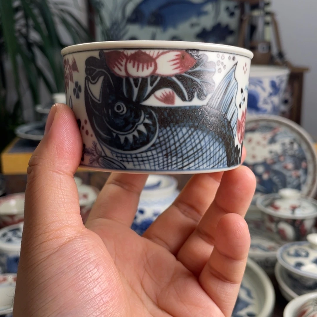 青花釉里红鱼藻纹杯子