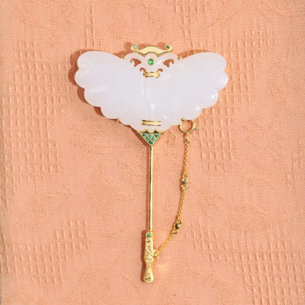 新疆和田玉蝴蝶吊坠胸针两用18K金镶嵌苏工珠宝设计国风中式