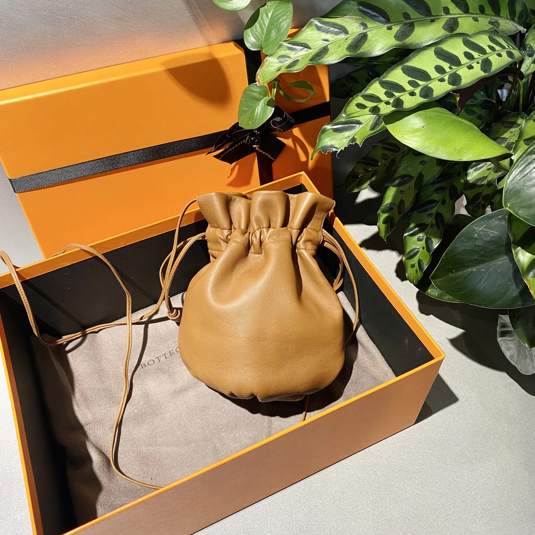 95新 BOTTEGA VENETA/葆蝶家 葆蝶   焦糖色 抽绳小福袋 单肩斜跨