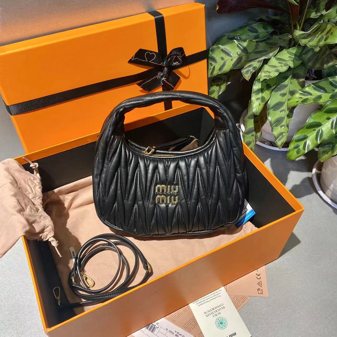 95新 MIU MIU/缪缪 缪缪  黑金hobo 手提斜挎包