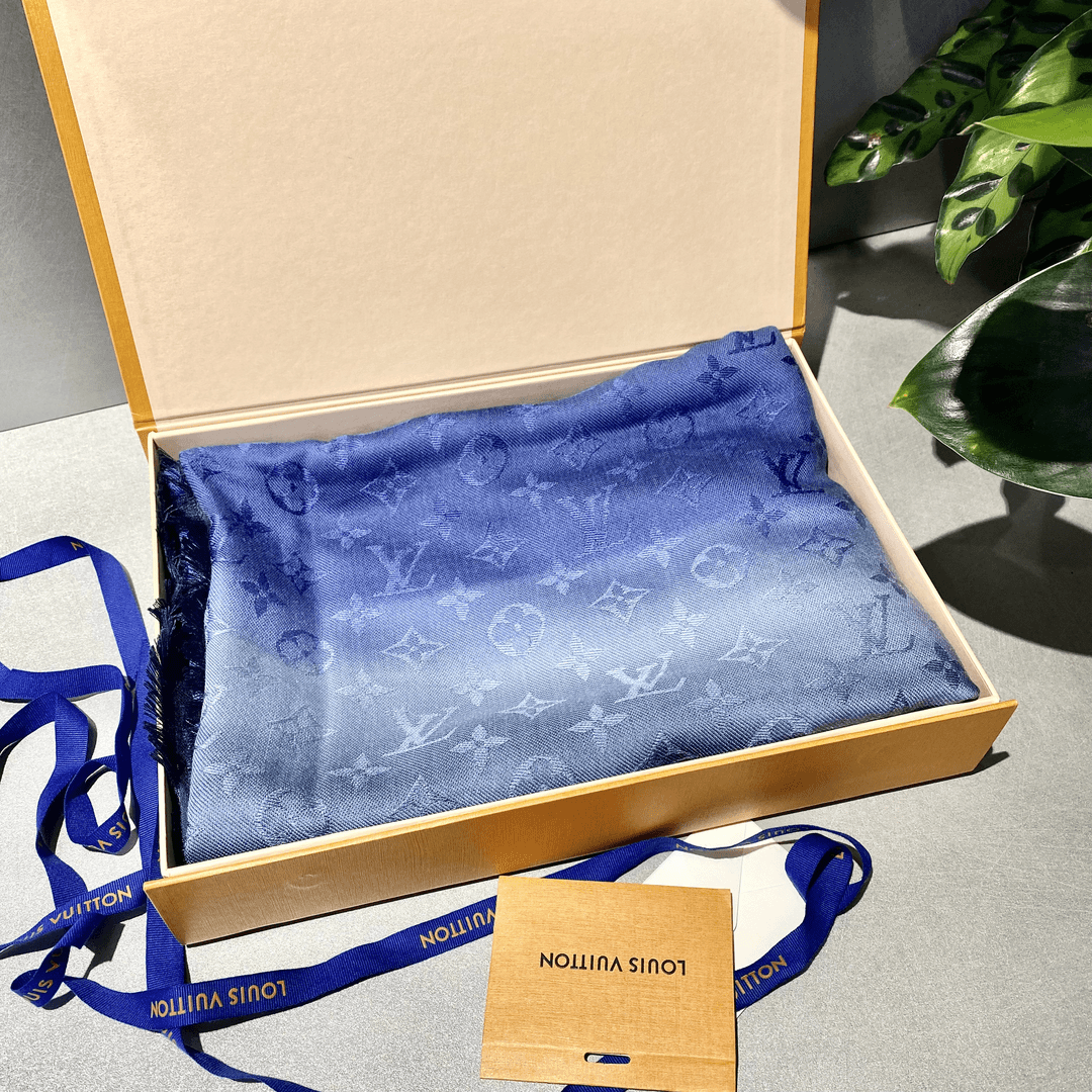 95新 LouisVuitton/路易威登 LV   经典渐变色丝巾方巾 围巾