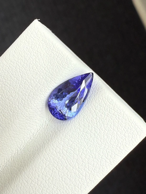 2.08ct天然坦桑石裸石  颜色美艳 ，晶体通透，火彩足