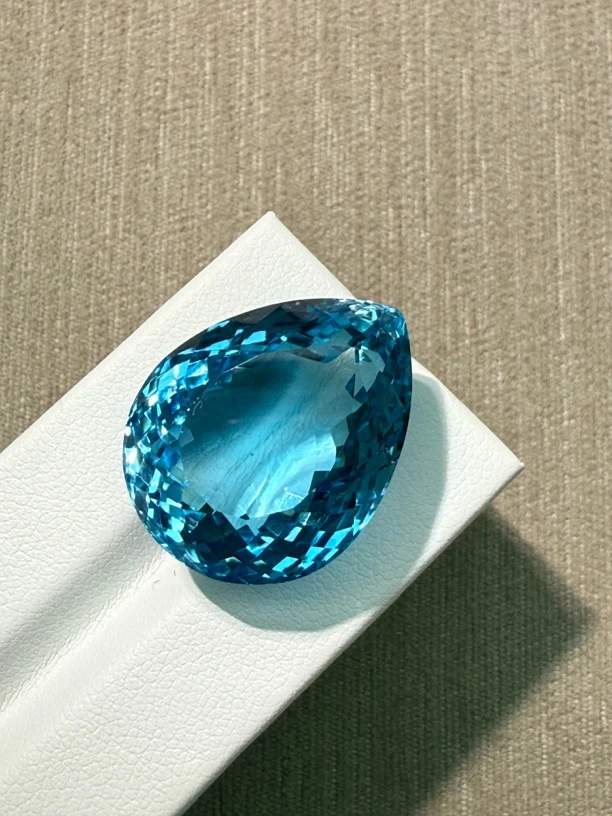 60.875ct天然托帕石裸石  颜色美艳 ，晶体通透，火彩足