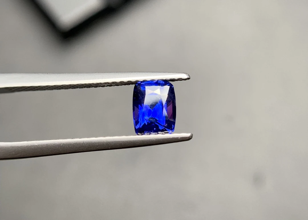 斯里兰卡变色蓝宝石，晶体微棉 主石净重：1.11ct