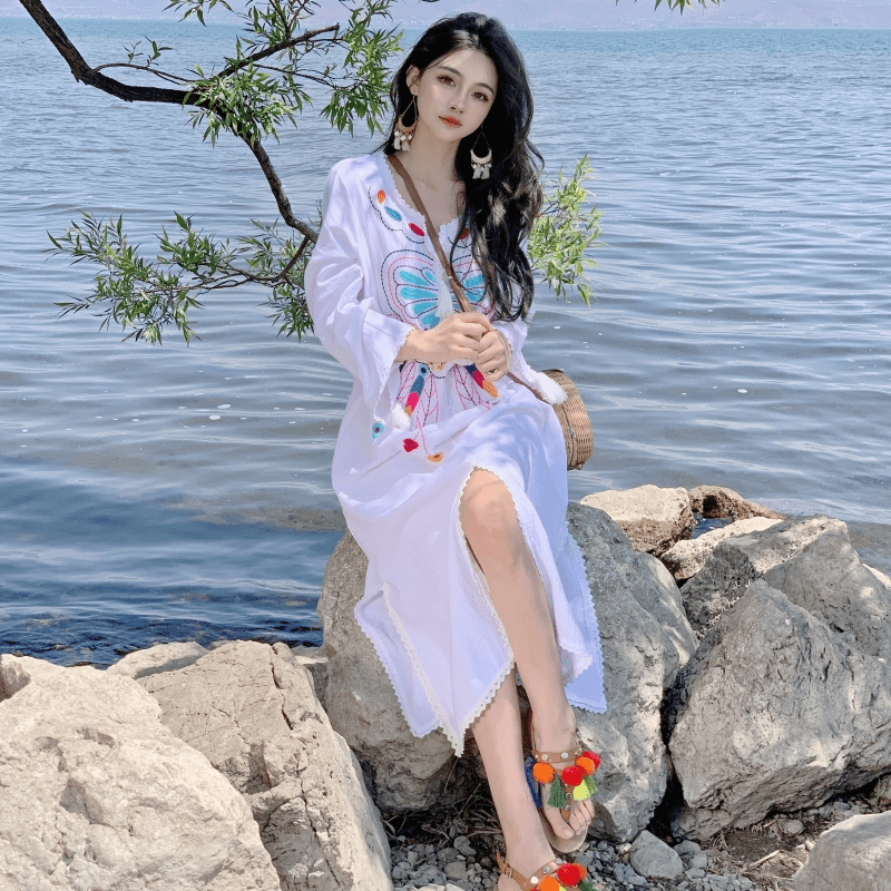 云南民族风女装丽江西双版纳旅游穿搭白色刺绣度假风连衣裙2018