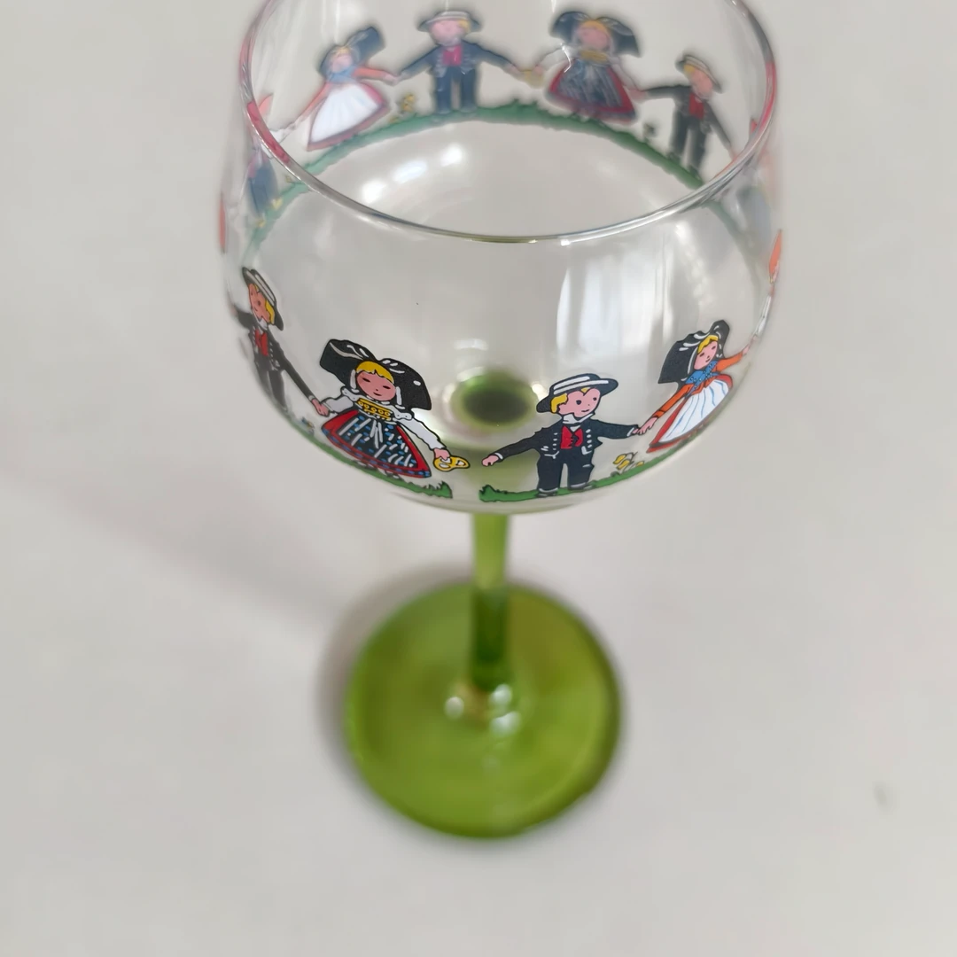 A384小孩一家人绿色高脚杯