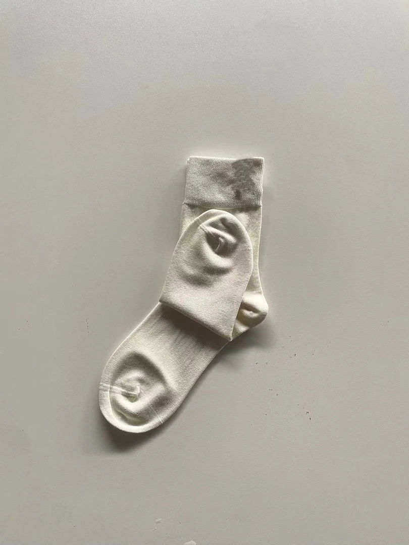 A500白色中筒小狗袜(一白一黑)