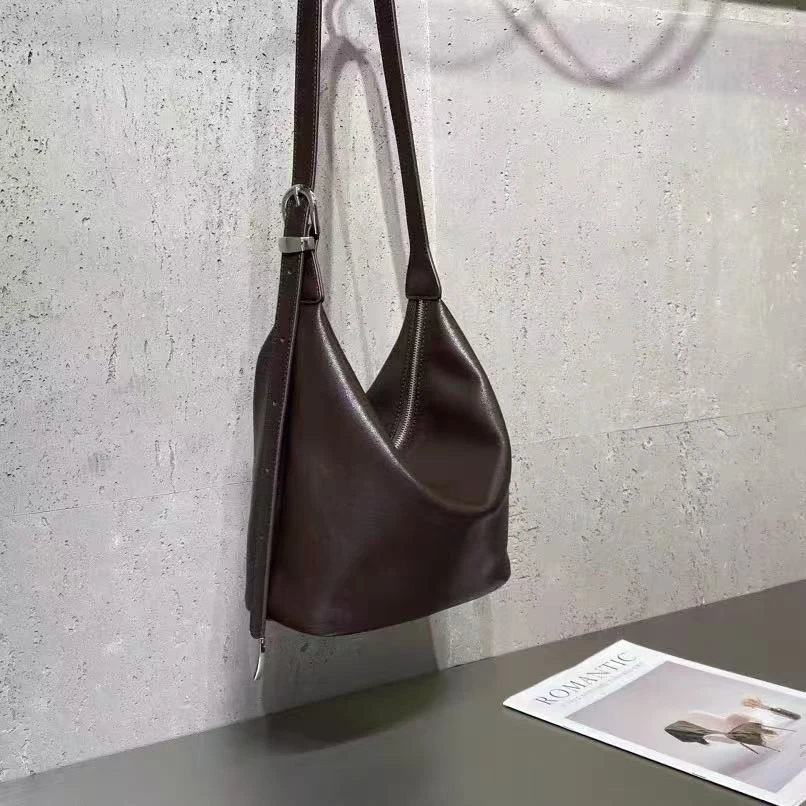 百豆正品2024年新款植鞣真皮斜挎单肩大容量水桶包通勤休闲简约包