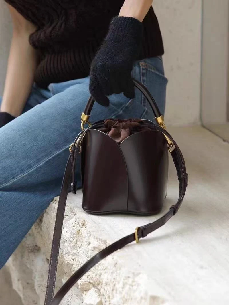 百豆正品2024年新款韩版真皮水桶花瓣包单肩斜挎包手提通勤包包