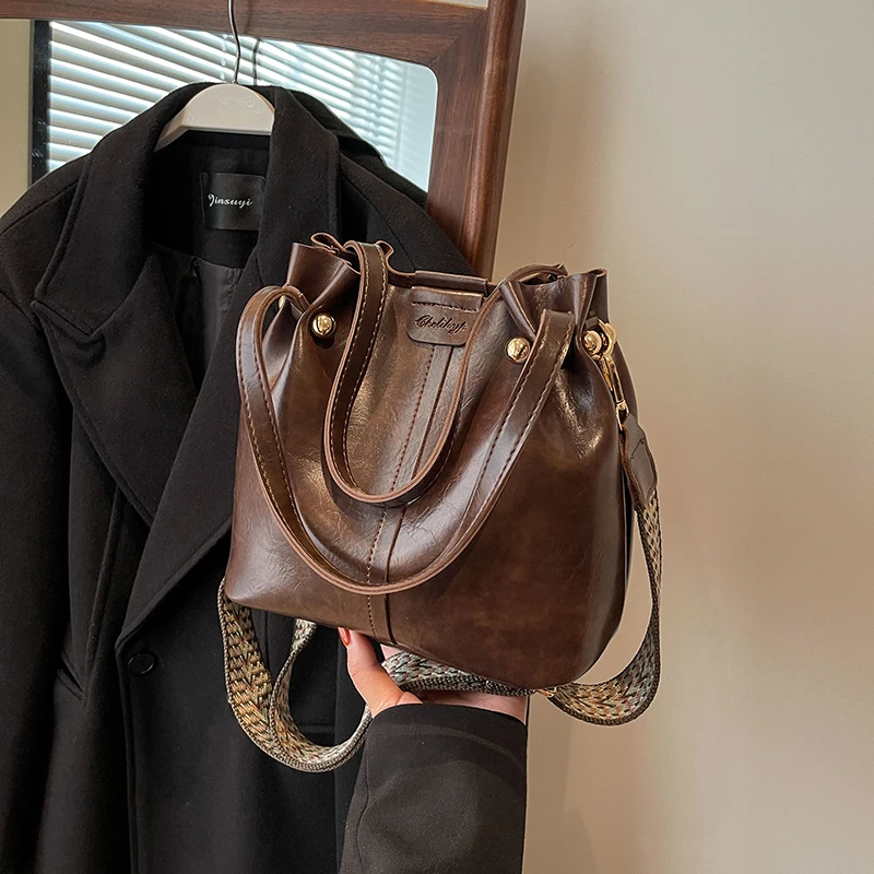 佐猫今年流行包包水桶包女2025新款高级感单肩包复古手提包斜挎包