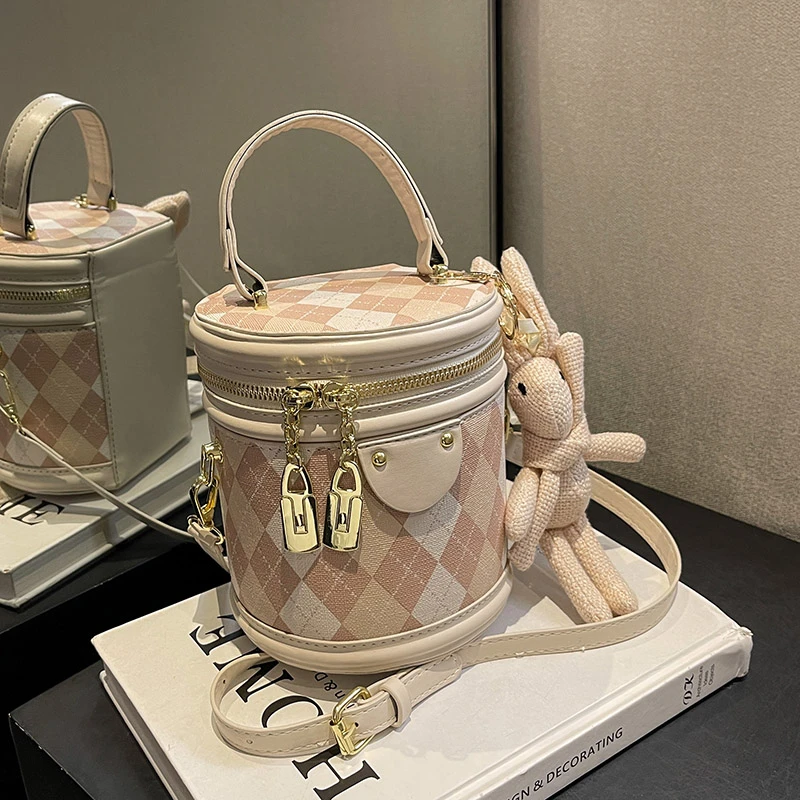 今年流行包包女2025新款时尚包包小众质感百搭单肩包斜挎水桶包女