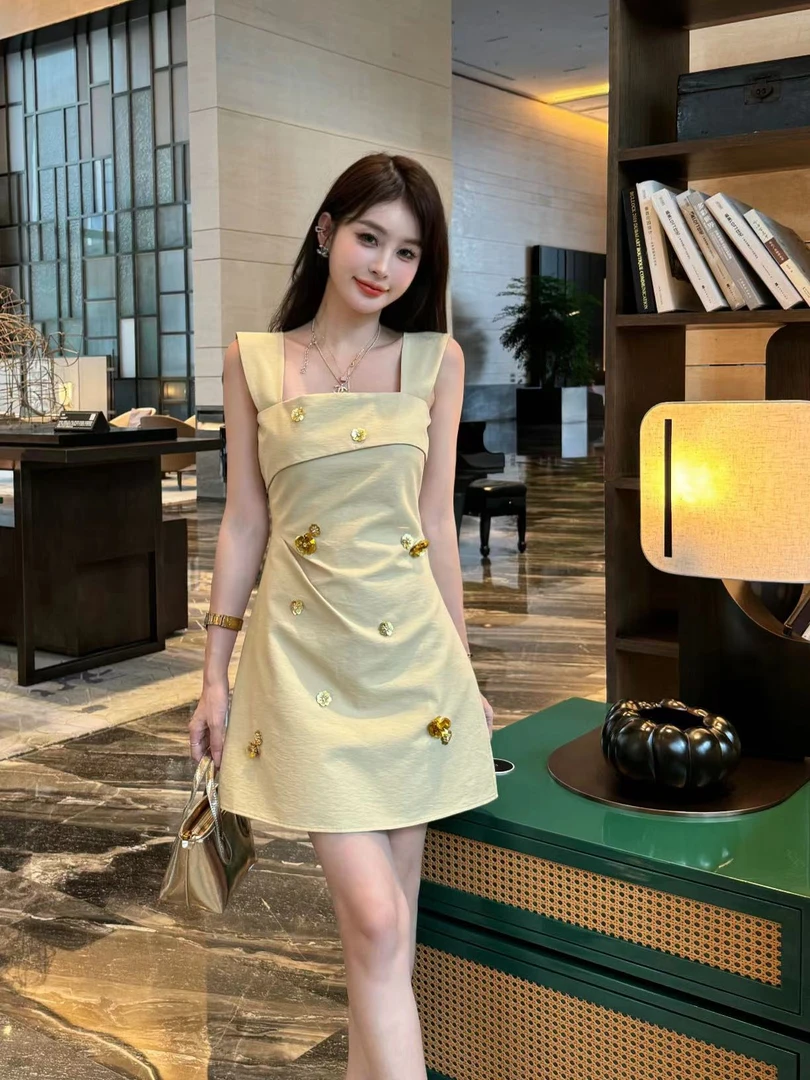 【清仓】立体花朵亮片气质减龄背带连衣裙收腰显瘦吊带裙【W8526】