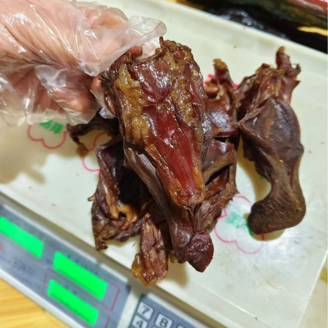 农家茶树烟熏腊猪舌尖