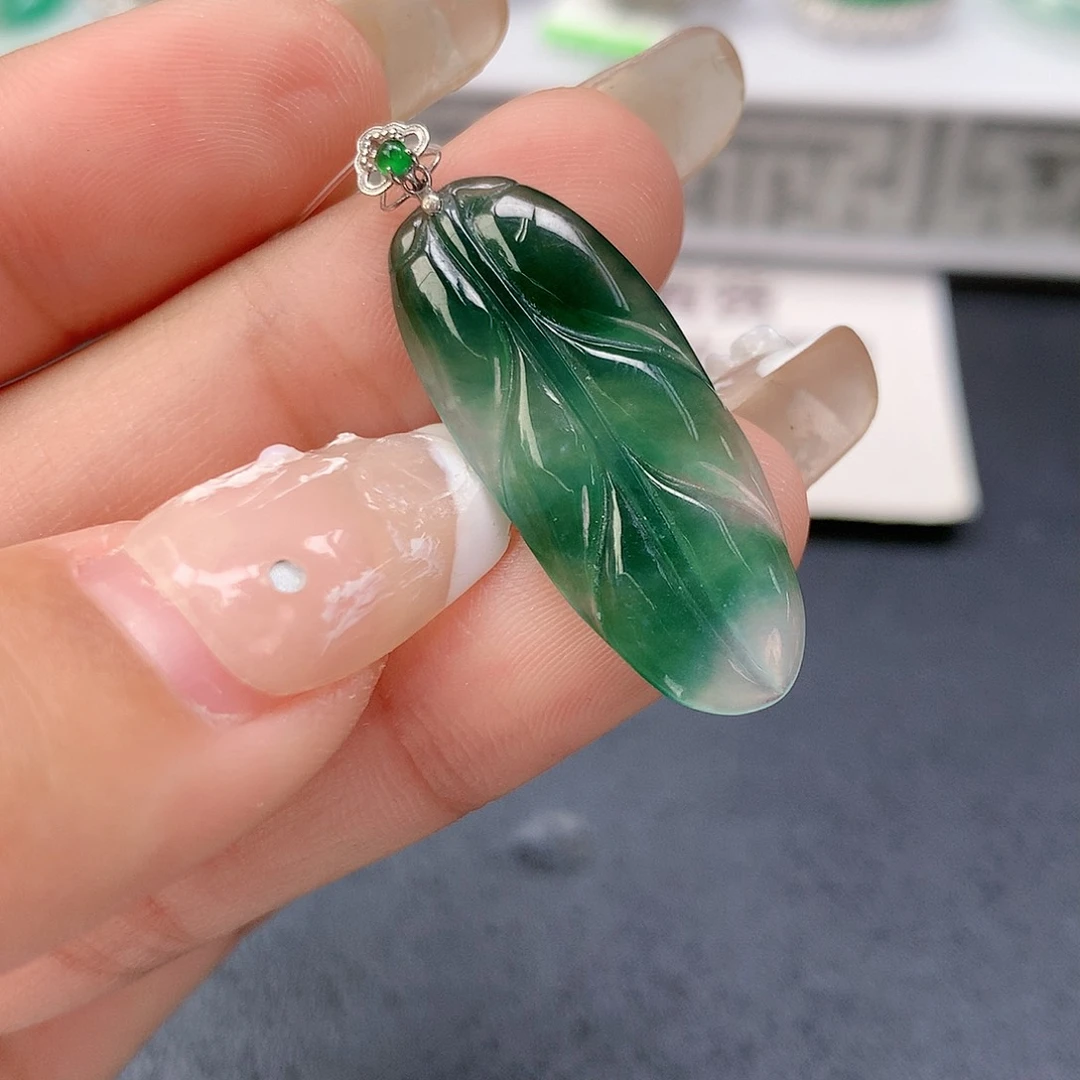 翡翠颈饰18K金镶嵌叶子
