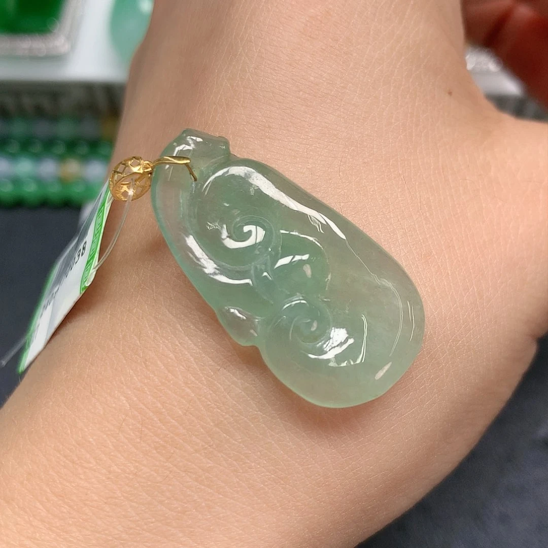 翡翠颈饰18K金镶嵌如意